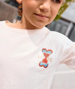 T-shirt manches longues fille en coton bio écru avec motif amour - 10 A