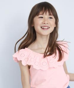 Le t-shirt rose en coton biologique avec col en broderie anglaise - 10 A