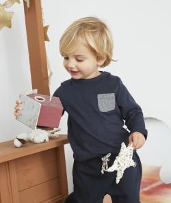 Le t-shirt bleu marine avec poche rayée - 1 M - Soldes